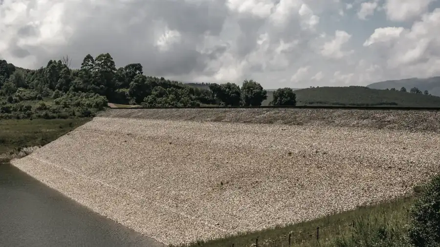 Barramento de terra de uma estrutura de contenção, visto de fora