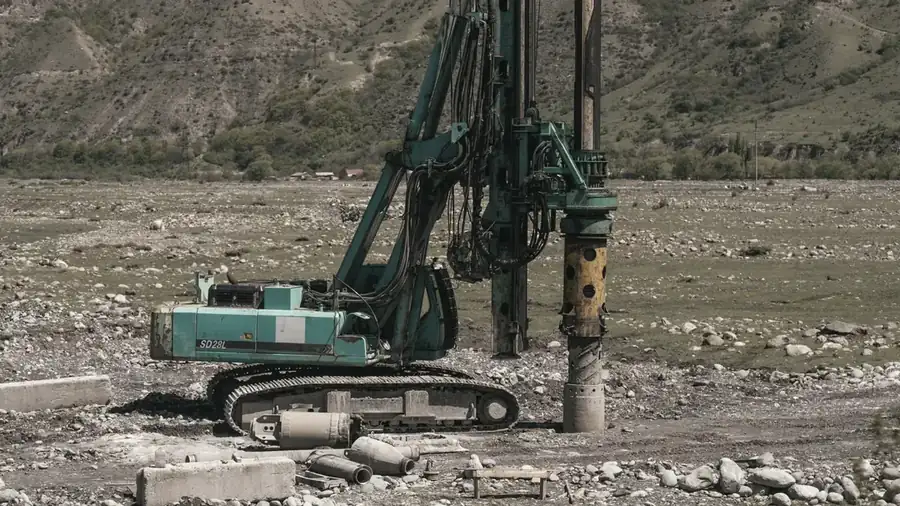 Sonda rotativa em campanha de pesquisa mineral