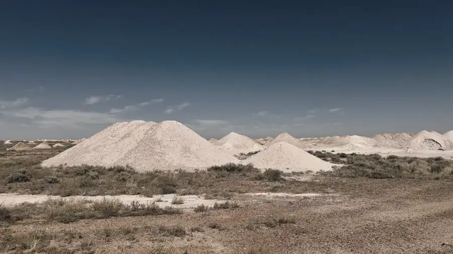 Pilhas cônicas de material escavado numa área plana